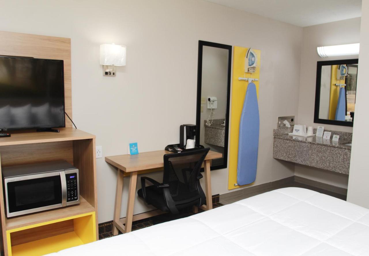 Days Inn By Wyndham Форест Экстерьер фото