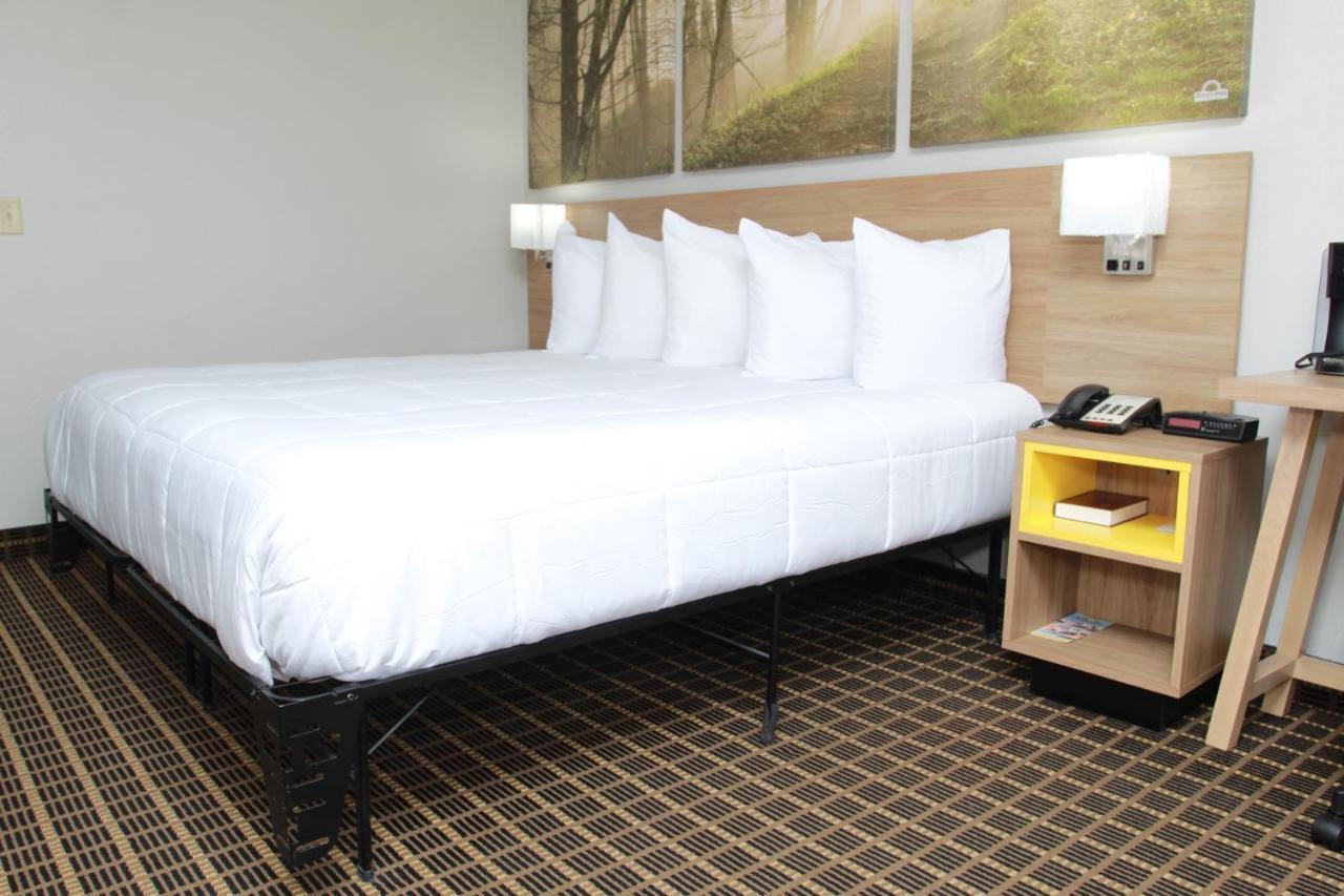Days Inn By Wyndham Форест Экстерьер фото