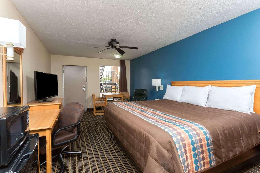 Days Inn By Wyndham Форест Номер фото