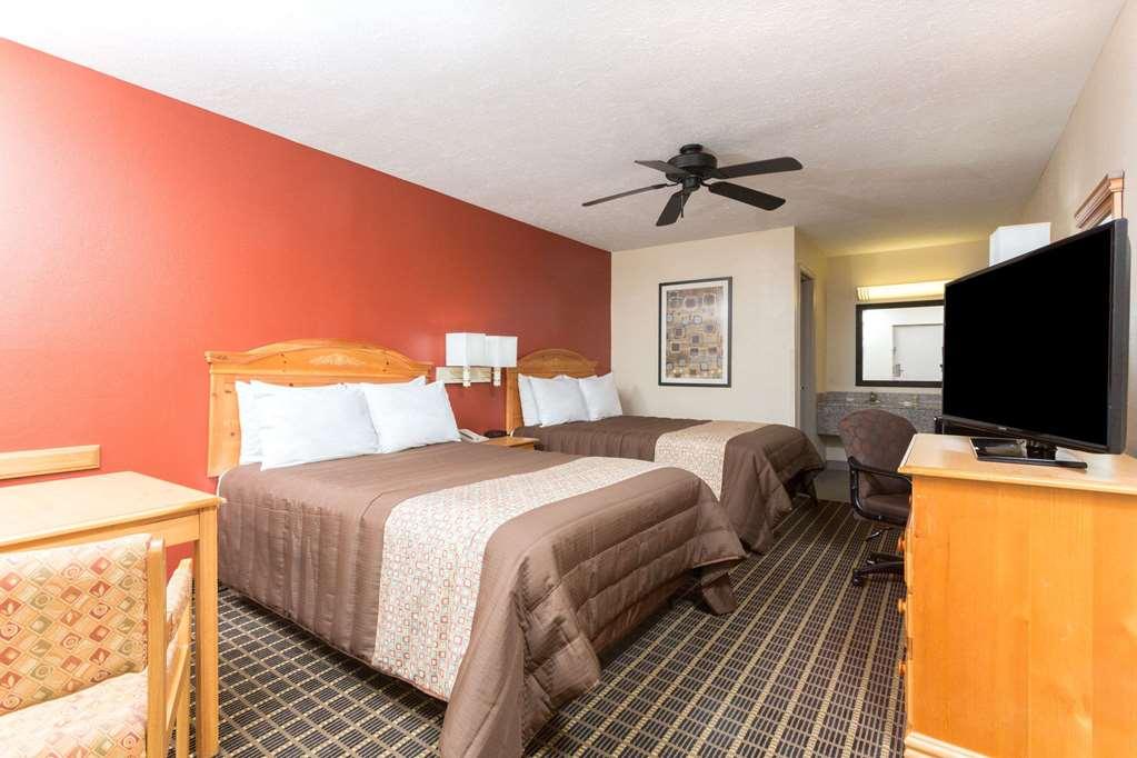 Days Inn By Wyndham Форест Номер фото