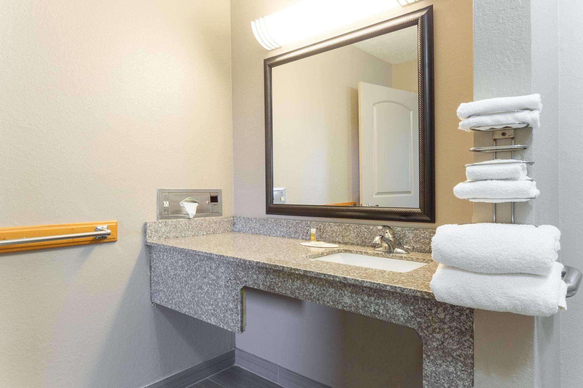 Days Inn By Wyndham Форест Экстерьер фото